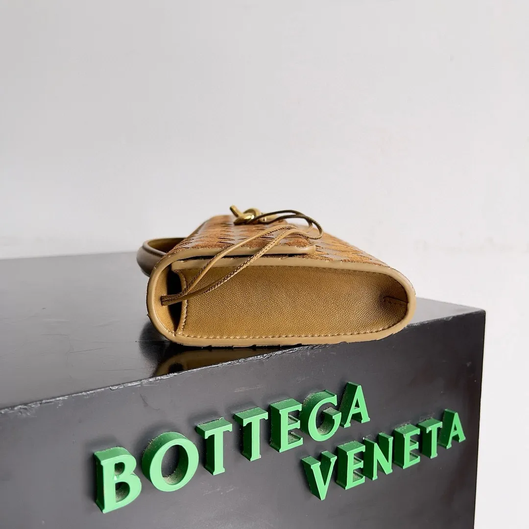 The batch of 1360 BV Andiamo evening handbags has been heavily planted again~ The designer aesthetics in the era of economic downturn are back. I fell in love with it at first sight and can't put it down. It's so beautiful and full of aura. The shape and texture are very competitive. It's light in weight and has sufficient capacity. It's a must-have for fashion people. It's suitable for many occasions, minimalist, high-end and light luxury. Model No.: 741511 (800754) Size: 31*13*3cm